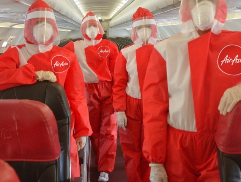 Для стюардес в Малайзії створили спеціальну форму на час пандемії