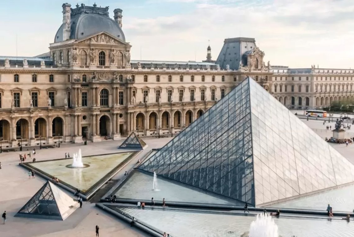 В Парижі відкрили Лувр для відвідувачів