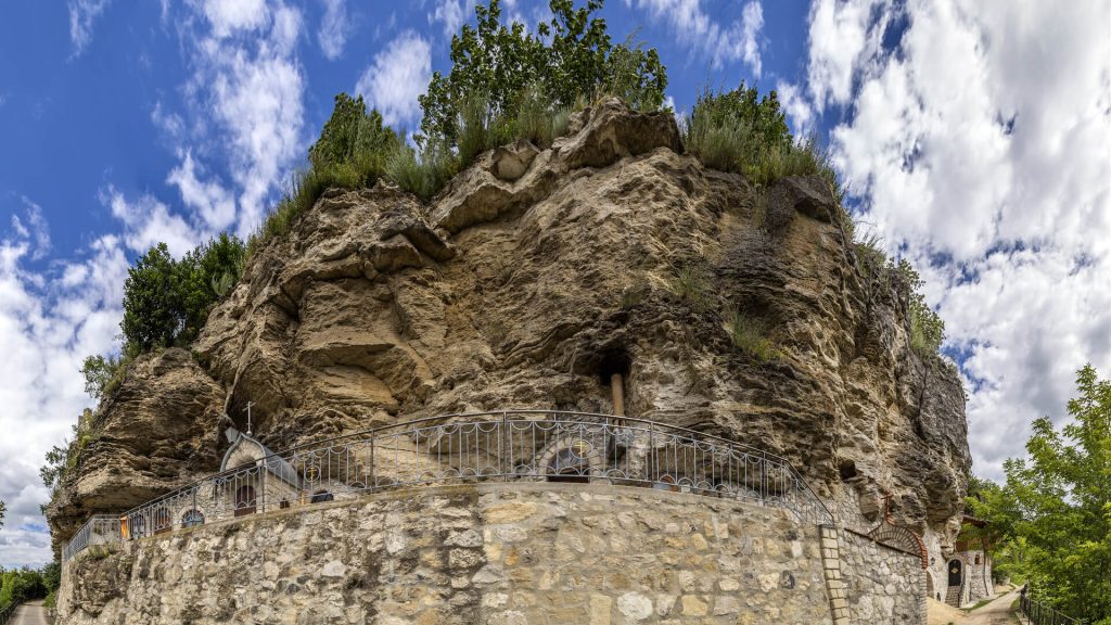Галиця: відвідати печерний монастир куди поїхати поблизу чернівців