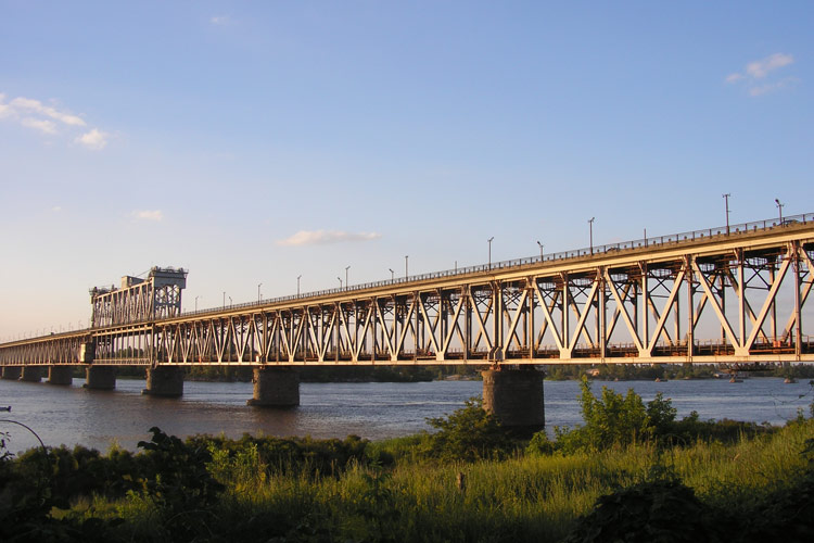 куди поїхати недалеко від полтави Кременчук: Крюківський міст на машині що подивится