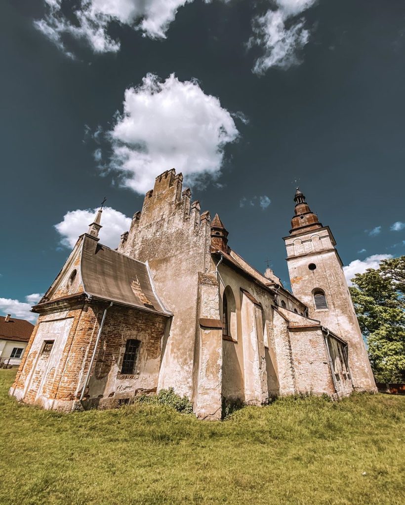 Костел Святого Миколая у селі Вижняни, Львівська область