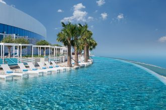 Дубайський готель потрапив в Книгу рекордів Гіннесса за найвищий панорамний басейн