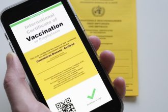 В Україні планують запровадити ковідні сертифікати до 1 липня