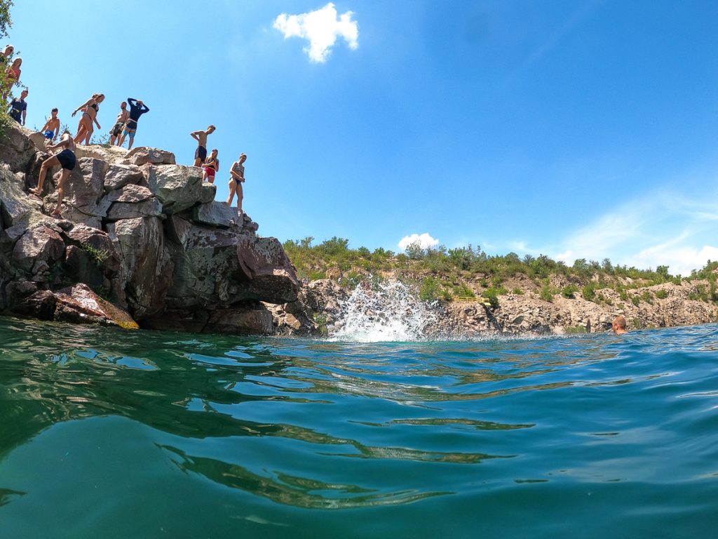 Радонове озеро в Мигії з блакитною водою