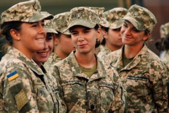 Обов'язковий військовий облік для жінок відклали на рік