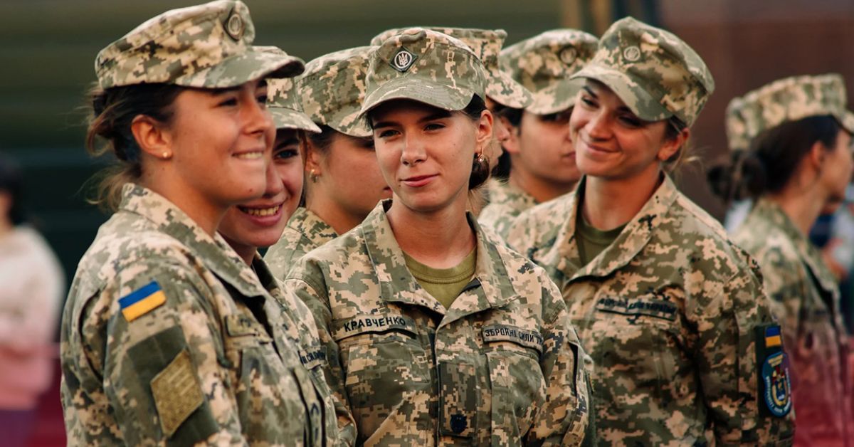 Обов'язковий військовий облік для жінок відклали на рік