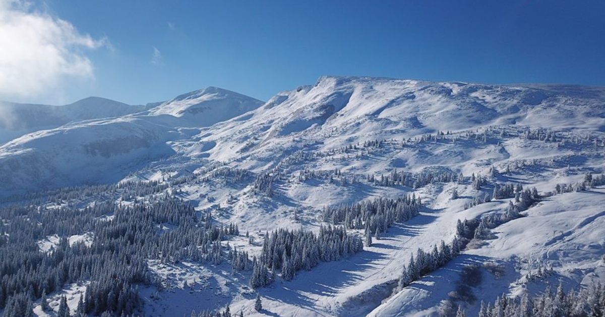 Карпати засипало снігом: людей просять не ходити в гори