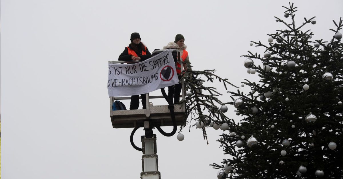 Екоактивісти зрізали верхівку головної різдвяної ялинки Берліна