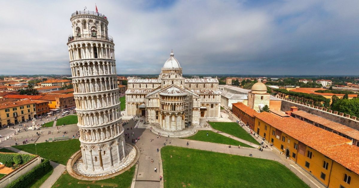 Пізанська вежа в Італії продовжує поступово "випрямлятись"