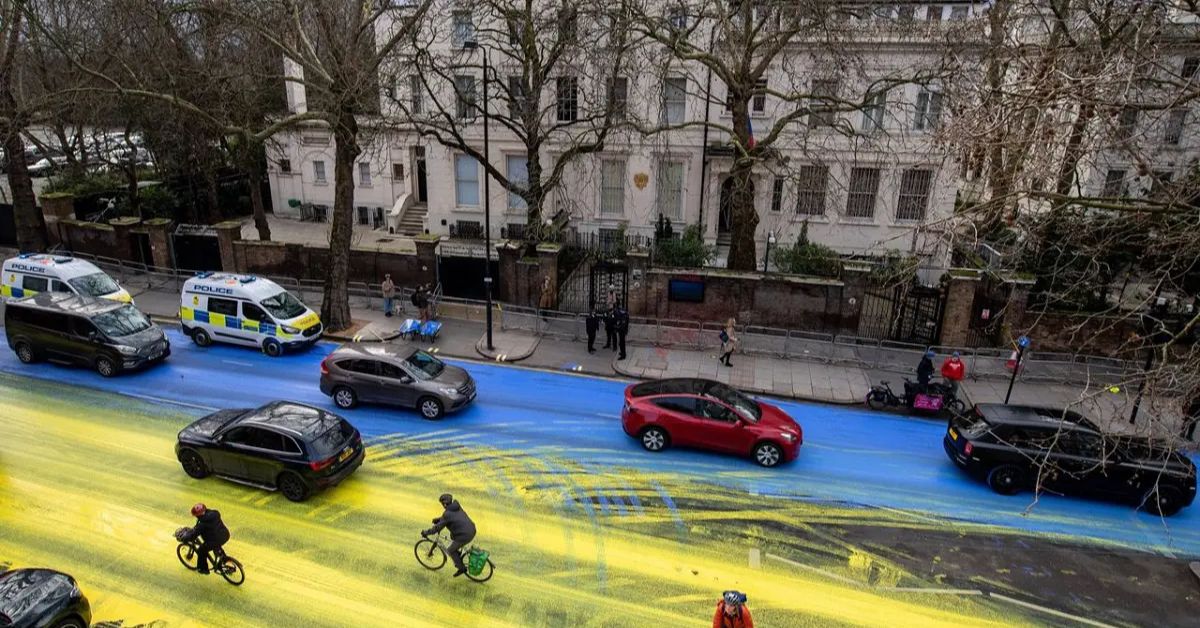 Активісти пофарбували дорогу в кольори українського прапора біля посольства РФ у Лондоні
