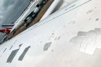 Пасажири були шоковані, коли авіакомпанія використала скотч для ремонту крила літака