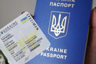 Українця пояснили, чи потрібно міняти закордонний паспорт через різну транслітерацію