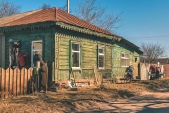 Волонтери відновлюють фасад 100-річної садиби на Чернігівщині