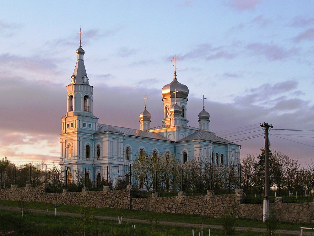 Свято-Архангело-Михайлівський храм (смт Краснокутськ, Харківська область)