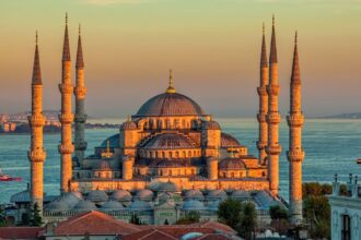 Блакитна мечеть у Стамбулі знову відкрилась для відвідувачів