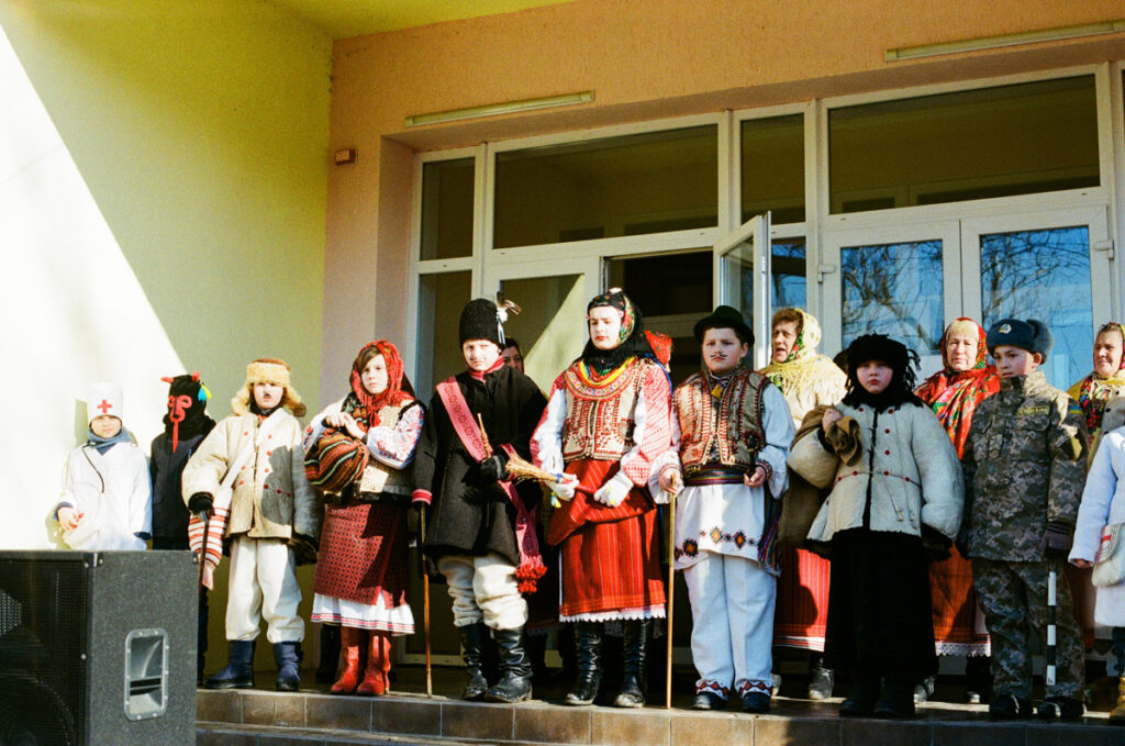 маланка в белелуї персонажі чорт жид ведмідь