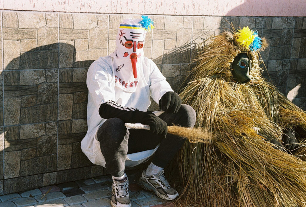 маланка в белелуї персонажі чорт жид ведмідь