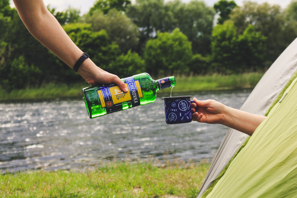 місце для намету кемпінгу табору під стеблевом