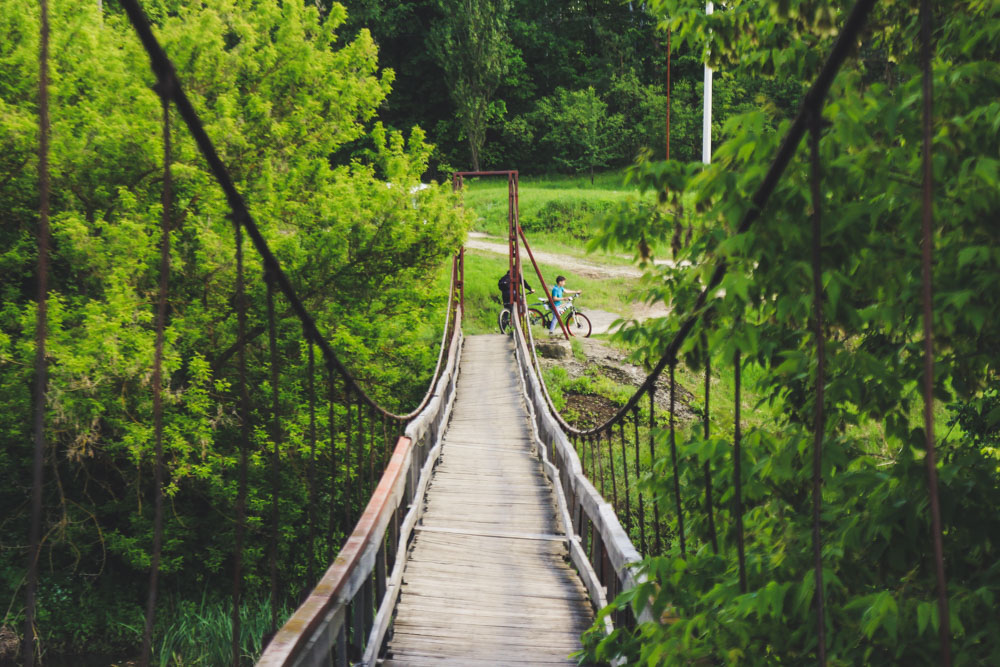 підвісний міст біля корсуня на росі карашина
