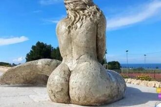 В Італії встановили "провокаційну" статую русалки, яка викликала переполох в соцмережах