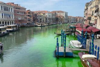 У Венеції з незрозумілих причин позеленіла вода в головному каналі