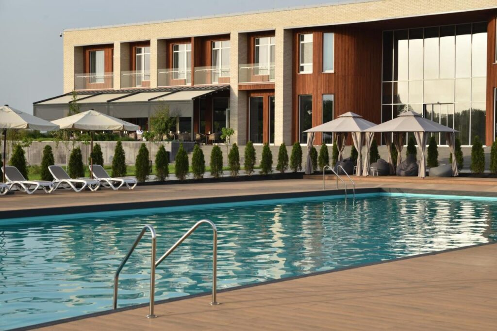 клуби з басейном відпочинкові готелі 