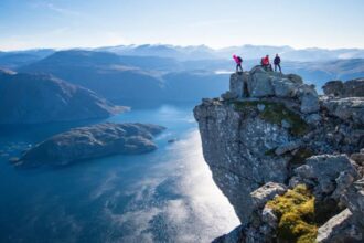 У Норвегії відкрили мальовничий маршрут до найвищої морської скелі