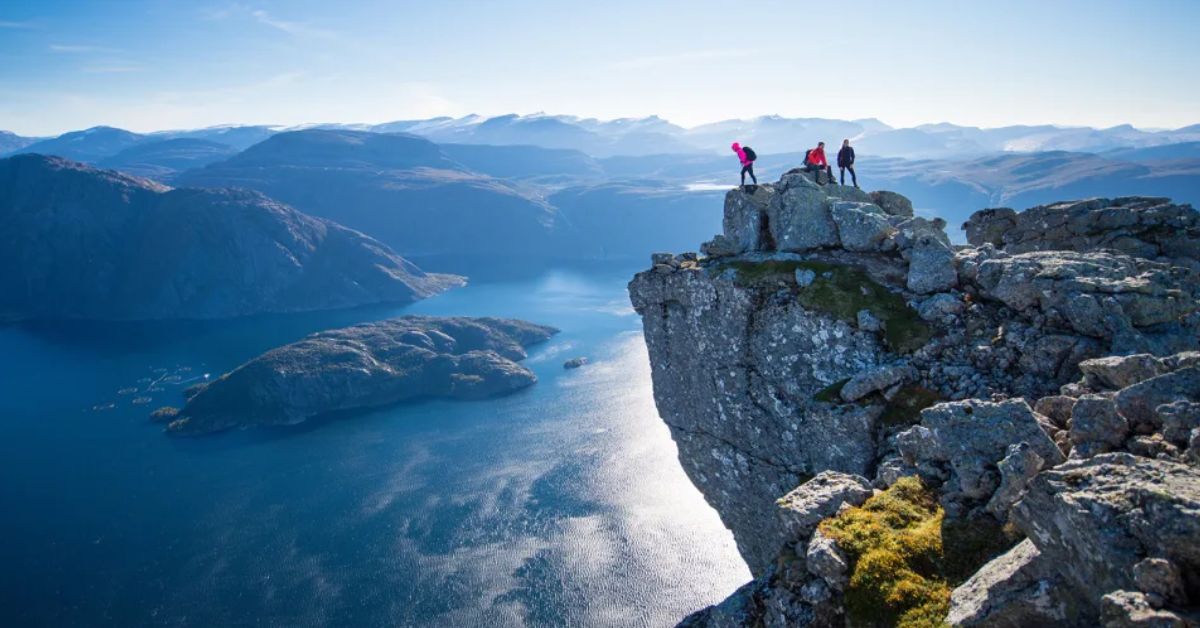 У Норвегії відкрили мальовничий маршрут до найвищої морської скелі