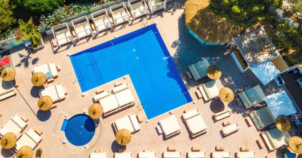 На Майорці туристів оштрафували на 36 тис. євро за стрибки з балкона у басейн
