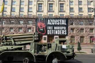 У Києві на Хрещатику встановили знищену російську військову техніку