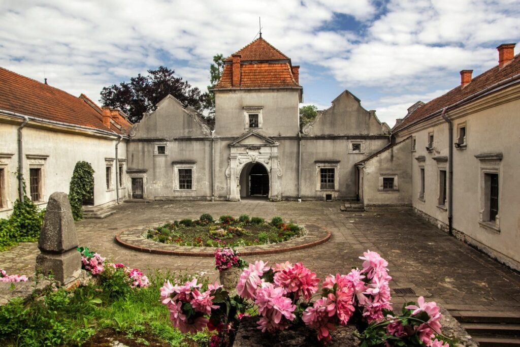де знімали сцени фільму довбуш у замку свірзький замок львівська області