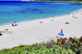 Французького туриста затримали за крадіжку понад 40 кг гальки з пляжів Сардинії
