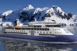 Круїзний лайнер сів на мілину в Гренландії: чекати на допомогу доведеться кілька днів