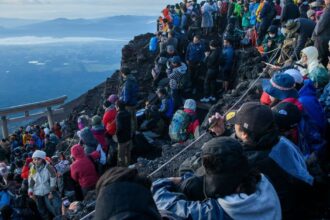 Найвища гора Японії страждає від надмірного туризму