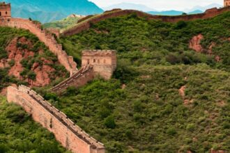У Китаї двоє осіб прорили екскаватором Велику стіну, щоб скоротити дорогу