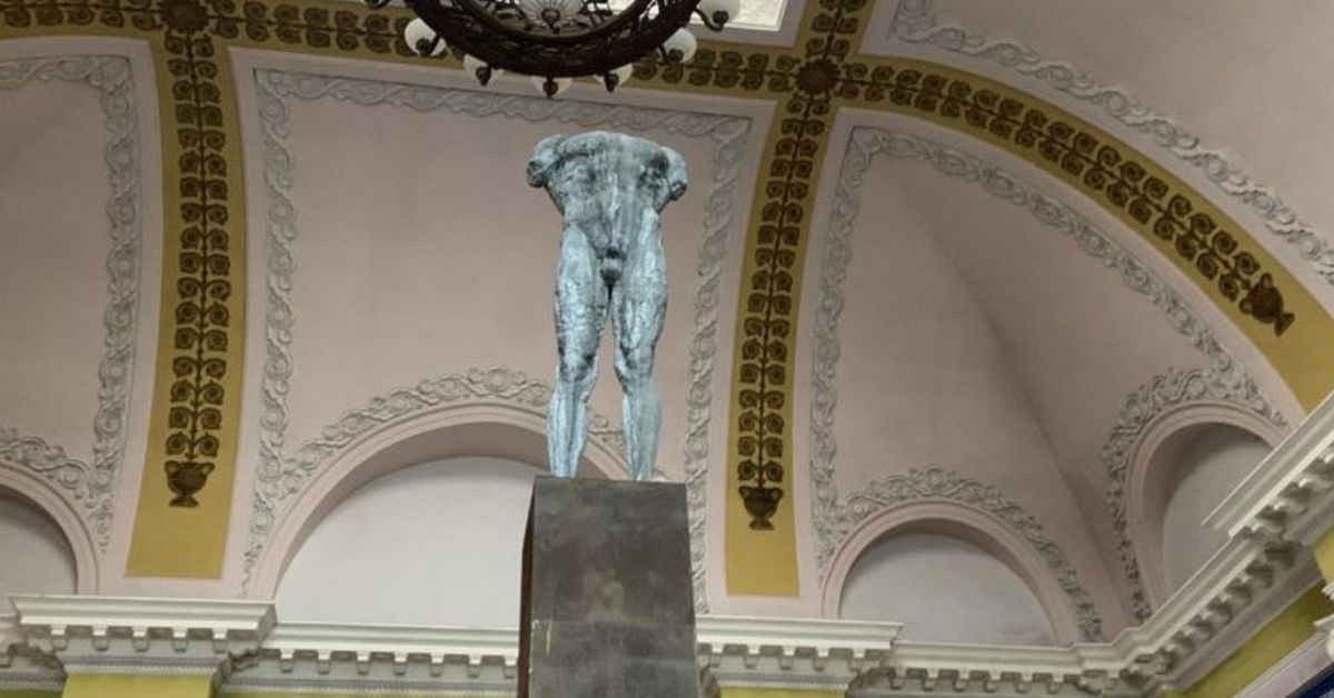 У Львові на залізничному вокзалі встановили статую, що символізує незламність українців