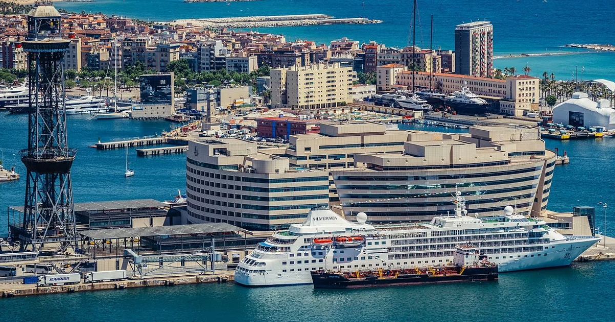 Барселона заборонила заходити круїзним лайнерам до центрального порту міста