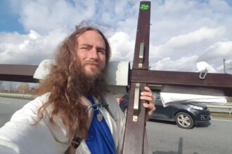 Американець в образі Ісуса проніс хрест з Варшави у Київ