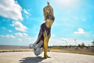 У Колумбії встановили бронзову статую Шакіри заввишки майже сім метрів