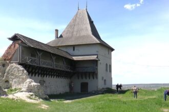 Археологи знайшли вхід до склепу в'їзної вежі Галицького замку, який був недоступний 250 років