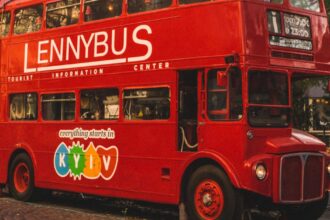 Легендарний автобус-кав'ярня LennyBus, що стояв біля Хрещатика, переїде на нову локацію