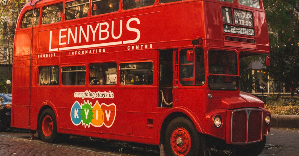 Легендарний автобус-кав'ярня LennyBus, що стояв біля Хрещатика, переїде на нову локацію