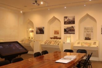 Музей історії Дніпра проводить унікальні екскурсії для людей з вадами зору