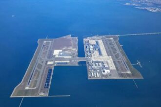 Японський аеропорт, що збудований на штучному острові, тоне в морі