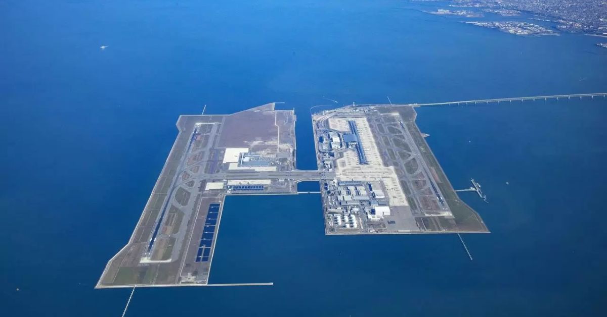 Японський аеропорт, що збудований на штучному острові, тоне в морі