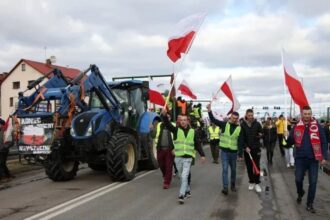 Польські фермери затримують пасажирські автобуси на кордоні