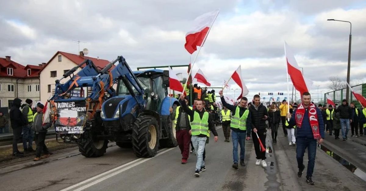Польські фермери затримують пасажирські автобуси на кордоні