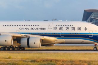 Рейс у Китаї затримався на чотири години через пасажира, який кинув монети у двигун літака