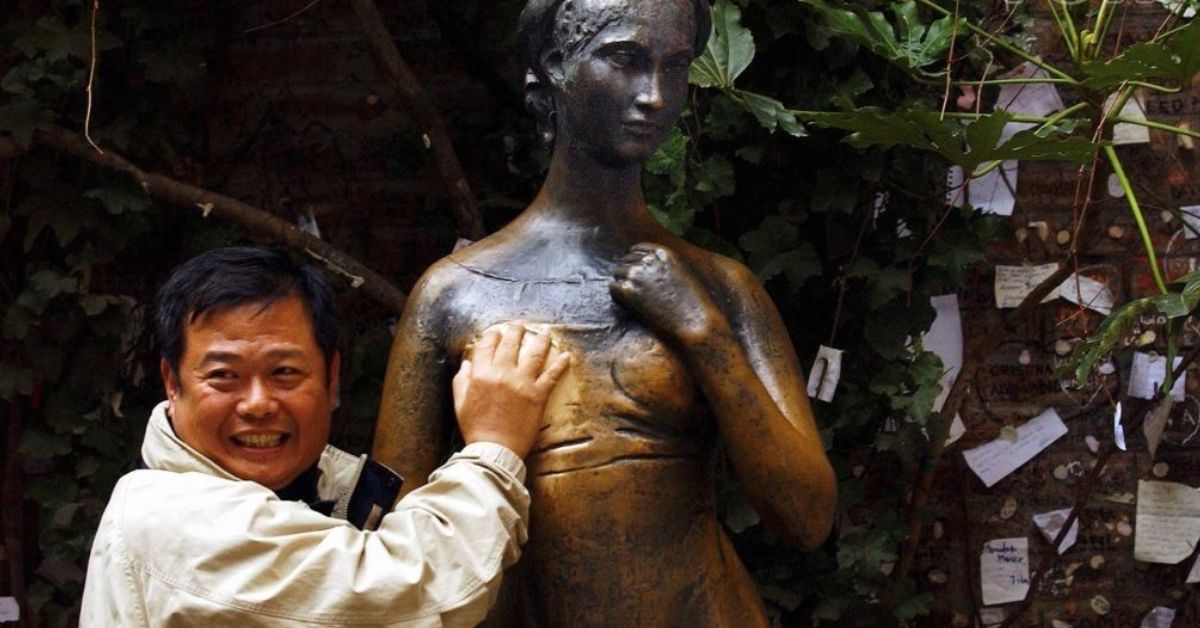 В італійському місті туристи до дірок протерли груди статуї Джульєтти