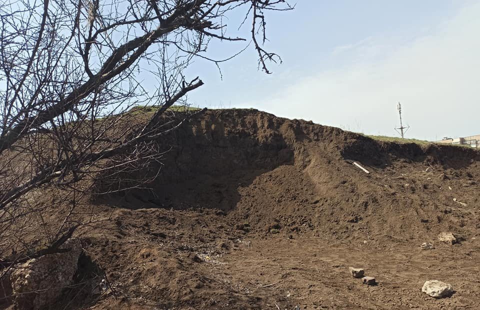 Окупанти знищили древній курган у Маріуполі